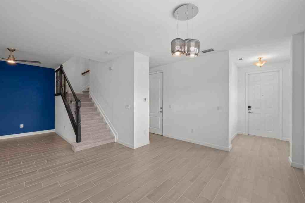 12772 Anthorne Ln - Photo 5 of 32