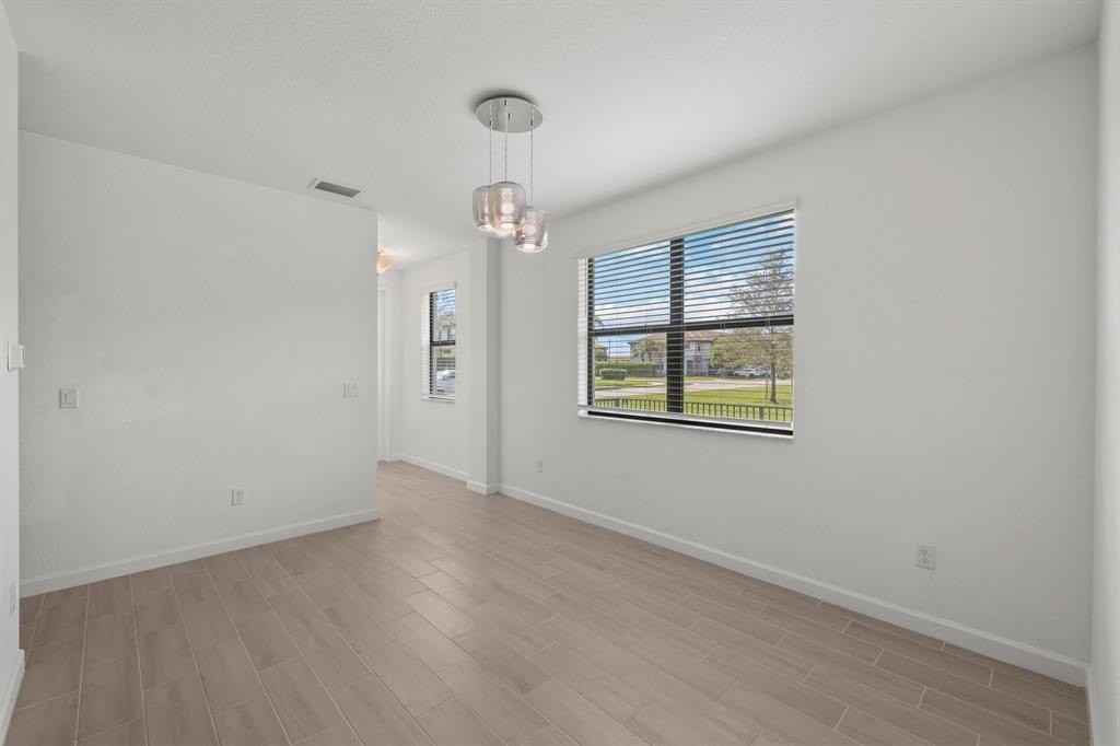 12772 Anthorne Ln - Photo 7 of 32