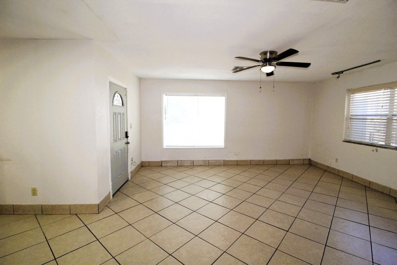 100 Se Celestia Ct - Photo 3 of 16