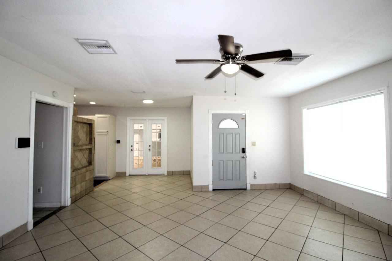 100 Se Celestia Ct - Photo 4 of 16