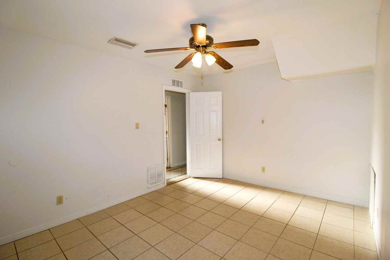 100 Se Celestia Ct - Photo 7 of 16