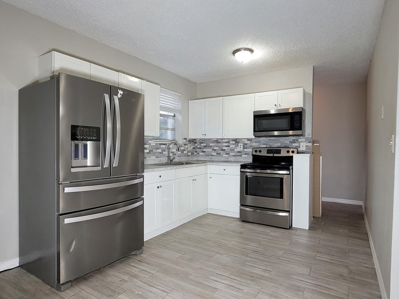 920 Nw 22nd Rd - Photo 3 of 3