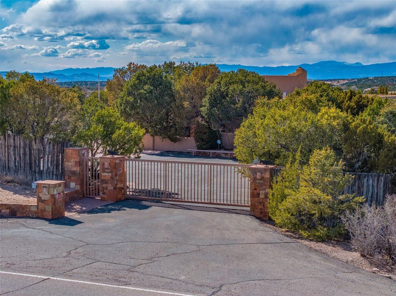 1060 Bishops Lodge Rd - Photo 2 of 17