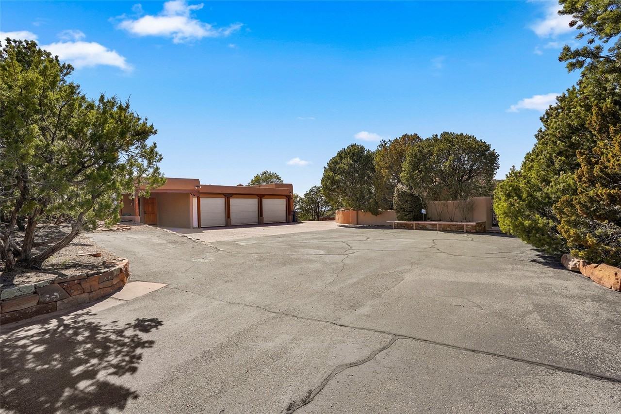 1060 Bishops Lodge Rd - Photo 3 of 17