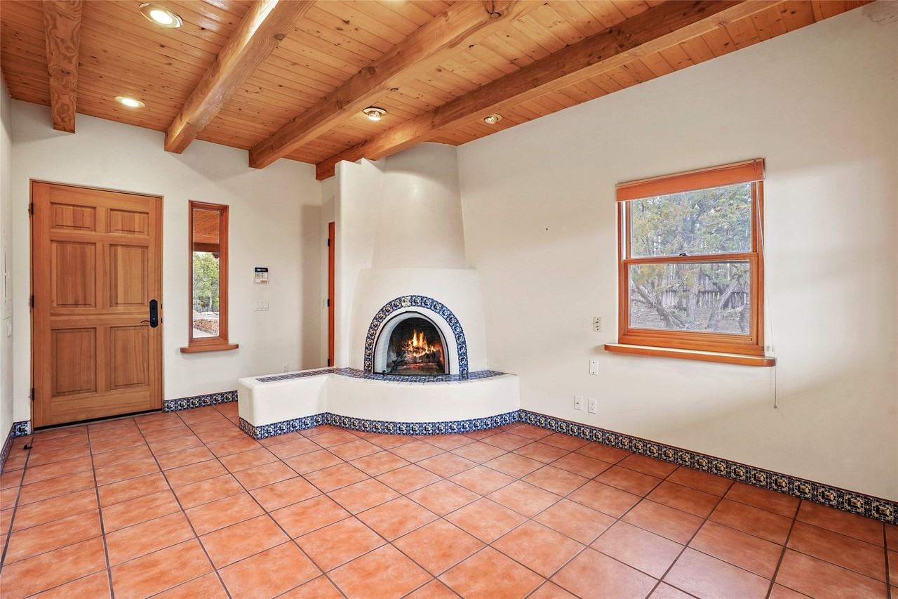 1060 Bishops Lodge Rd - Photo 5 of 17