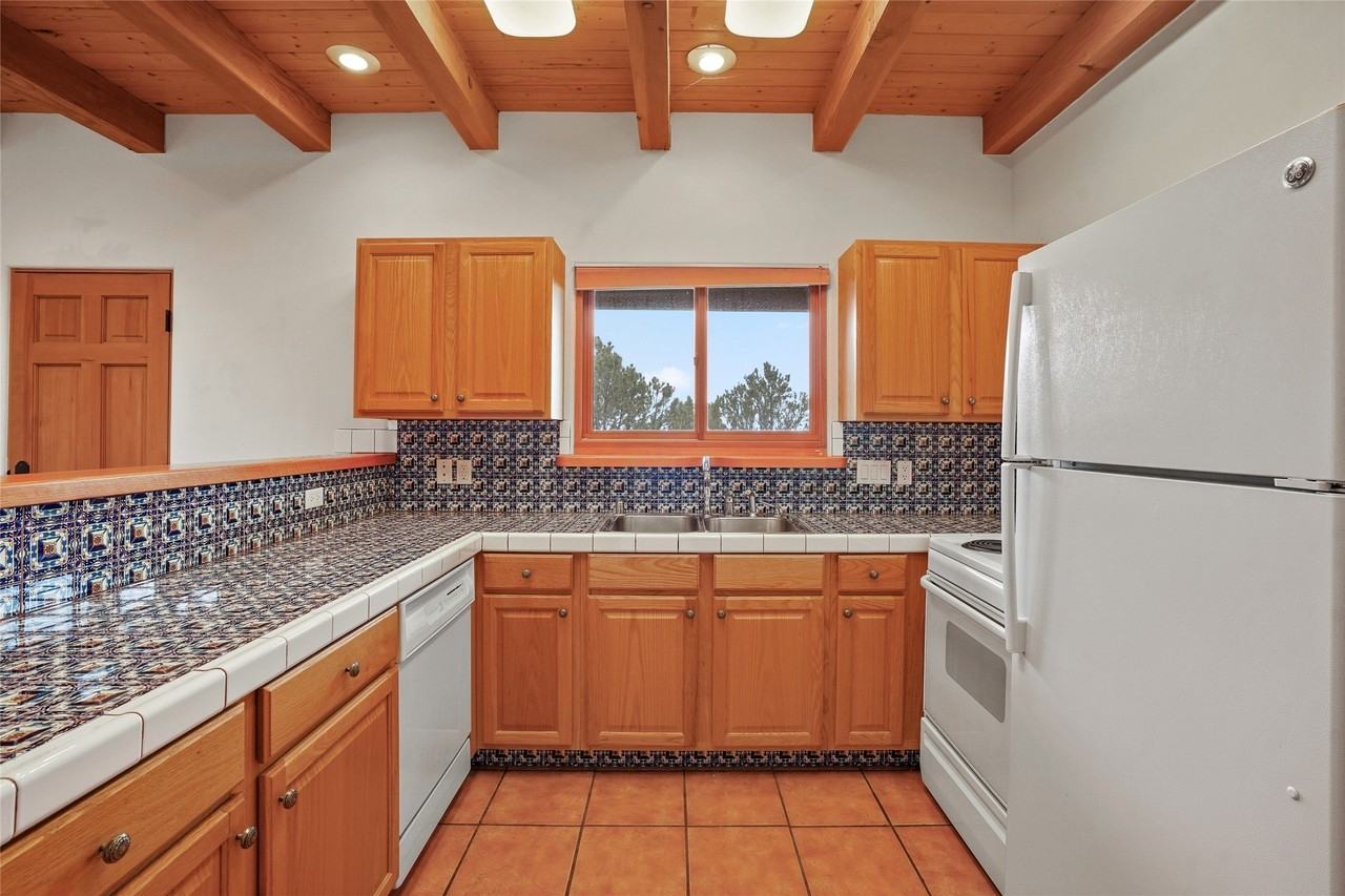 1060 Bishops Lodge Rd - Photo 7 of 17