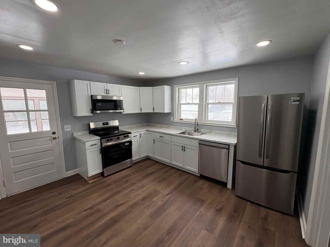 7844 Clark Station Rd - Photo 6 of 29