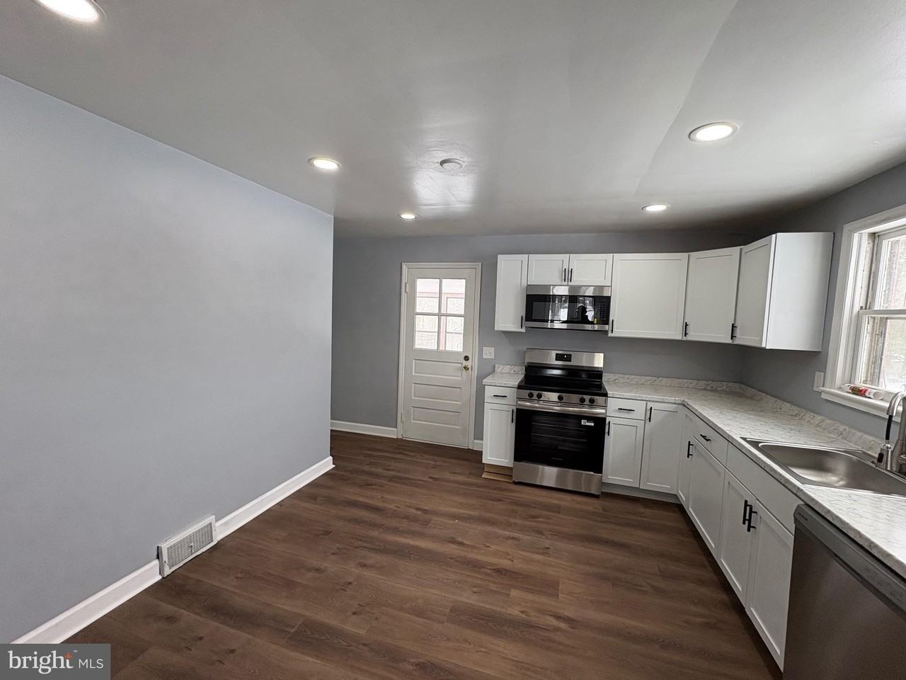 7844 Clark Station Rd - Photo 7 of 29