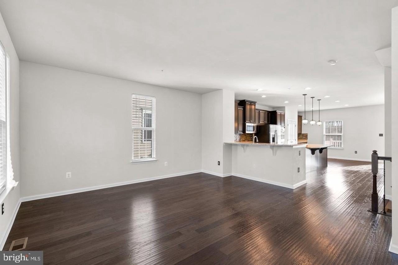 9542 Watts Rd - Photo 5 of 37