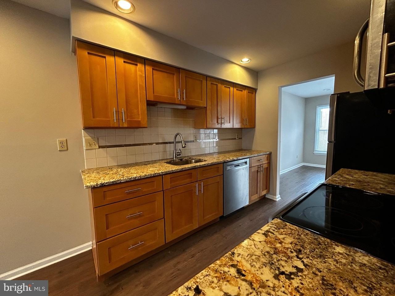 103 S Village Ave - Photo 6 of 18