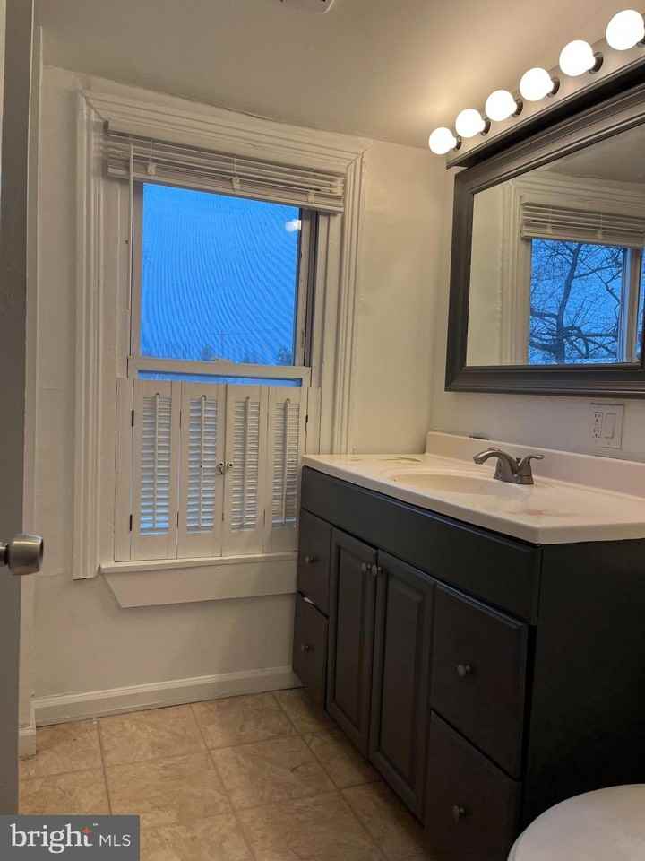 394 E Nields St - Photo 7 of 12