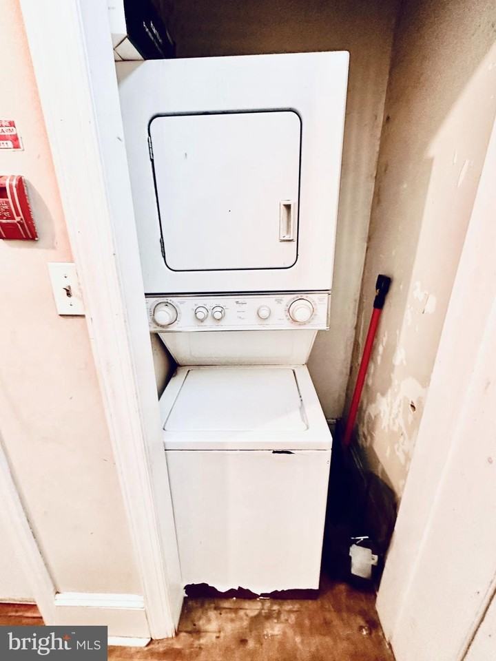 124 E Pomona St Apt 2 #2 - Photo 6 of 10