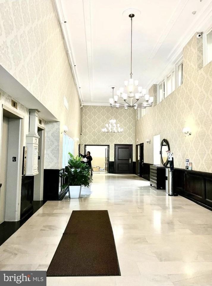 1324 Locust St Apt 1017-00 #1017 - Photo 3 of 13