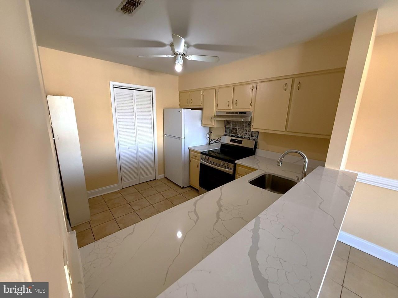 3921 Woodhue Pl - Photo 5 of 21