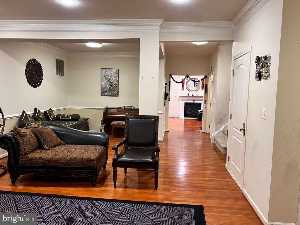 22587 Welborne Manor Sq - Photo 3 of 26