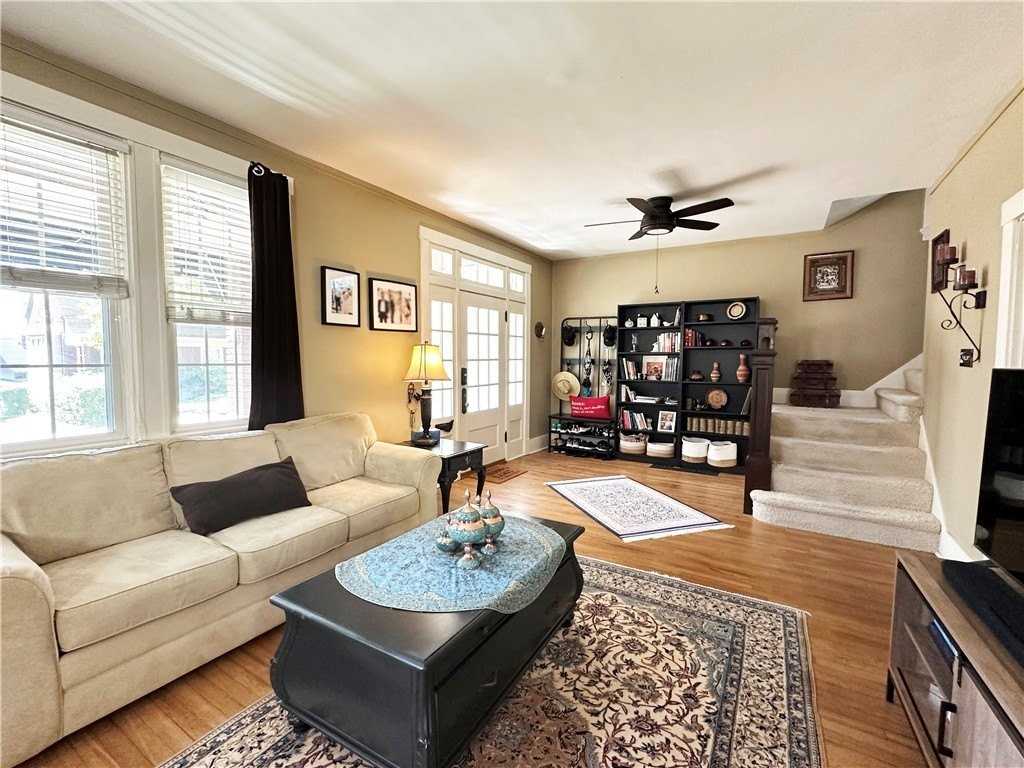 1210 Pemberton St - Photo 3 of 18