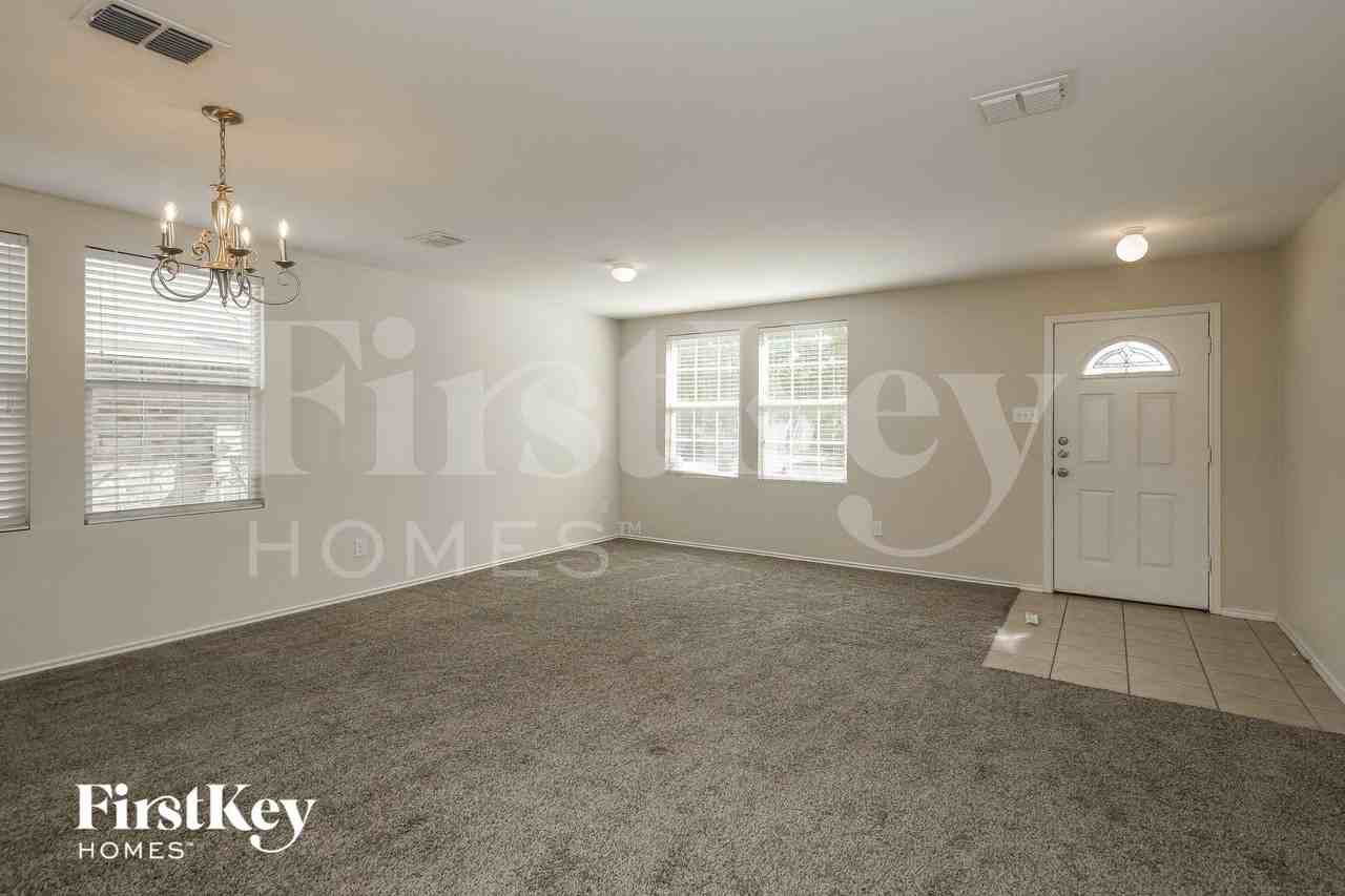 852 Cats Eye Dr - Photo 2 of 15