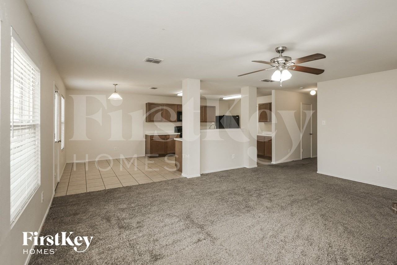 852 Cats Eye Dr - Photo 3 of 15