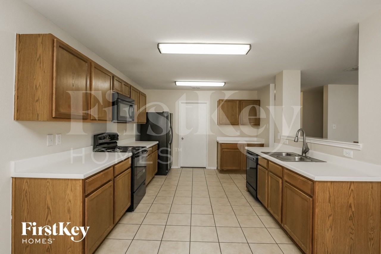 852 Cats Eye Dr - Photo 6 of 15