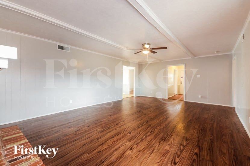 4301 Augusta Dr - Photo 4 of 16