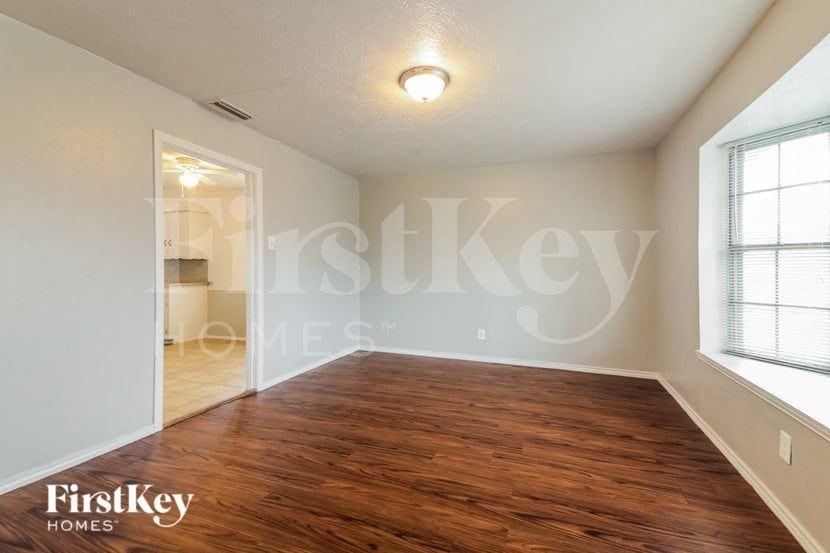 4301 Augusta Dr - Photo 5 of 16