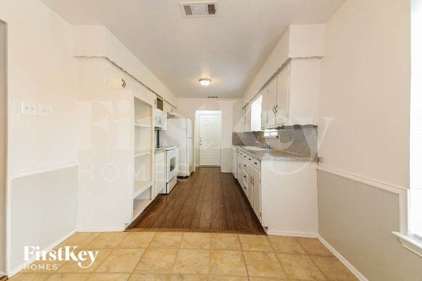 4301 Augusta Dr - Photo 6 of 16