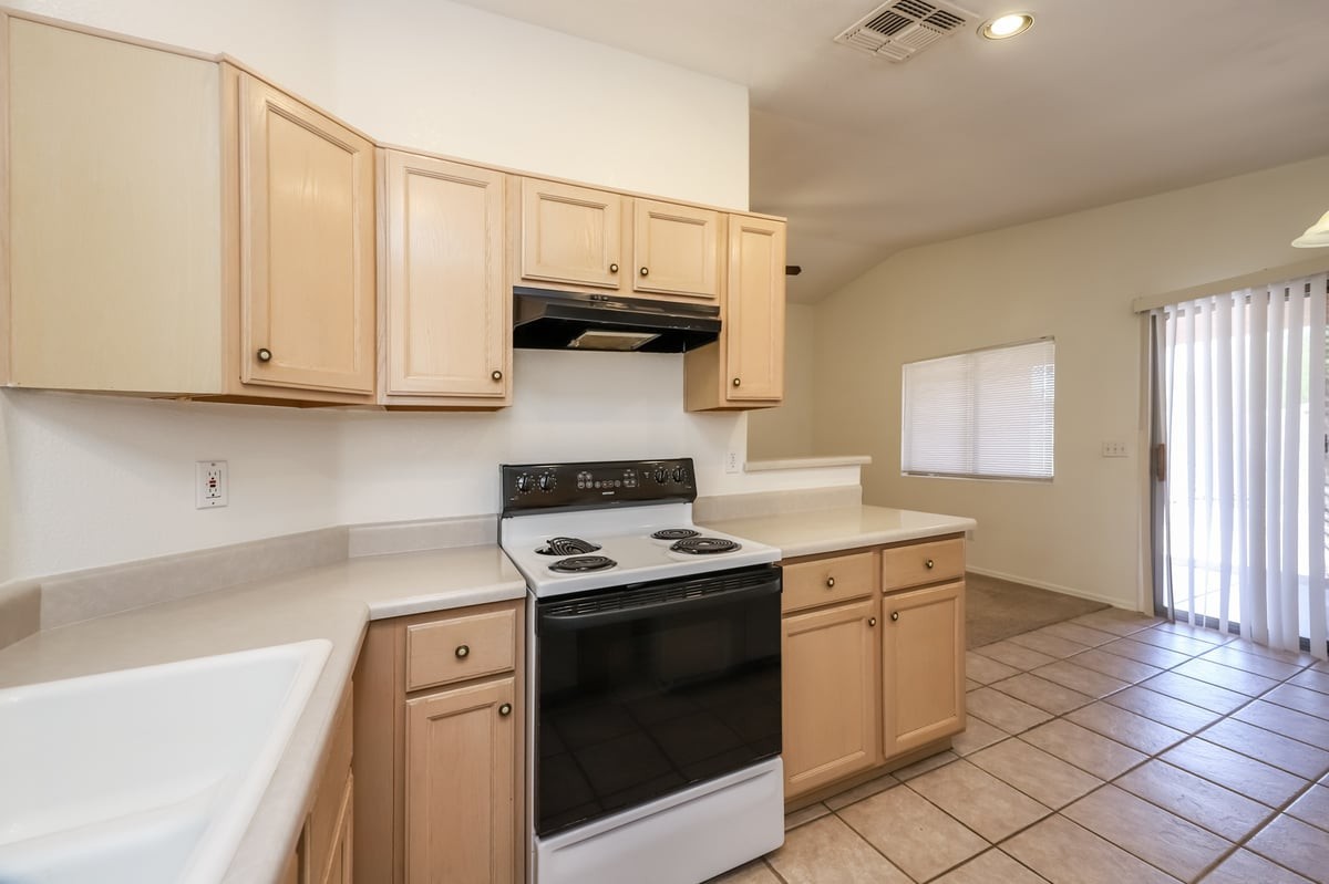 8256 South Vía Del Forjador - Photo 7 of 28