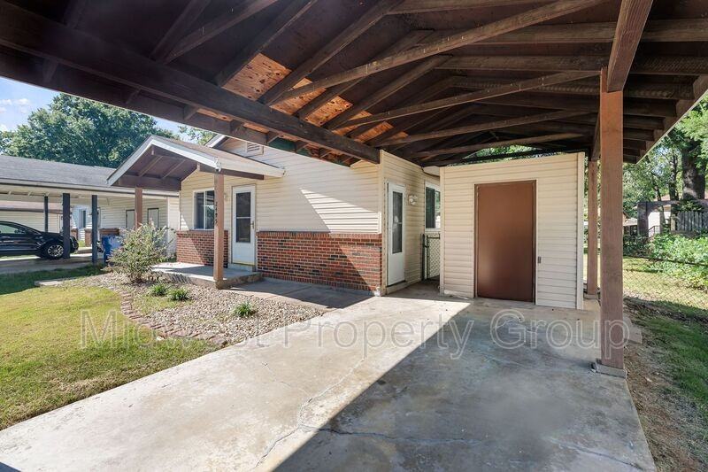 2495 Lindsay Ln - Photo 2 of 30