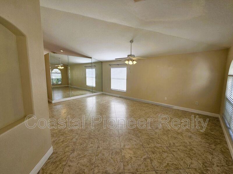 19317 Seacove Dr - Photo 5 of 32