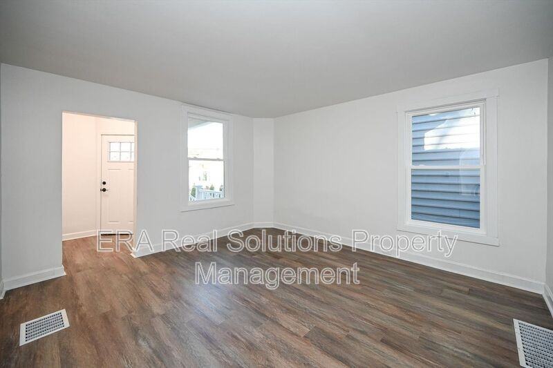 4612 Ward St - Photo 7 of 18