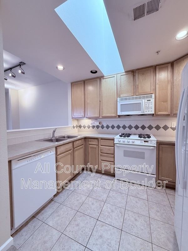 1460 Lee Hill Dr #5 - Photo 6 of 21