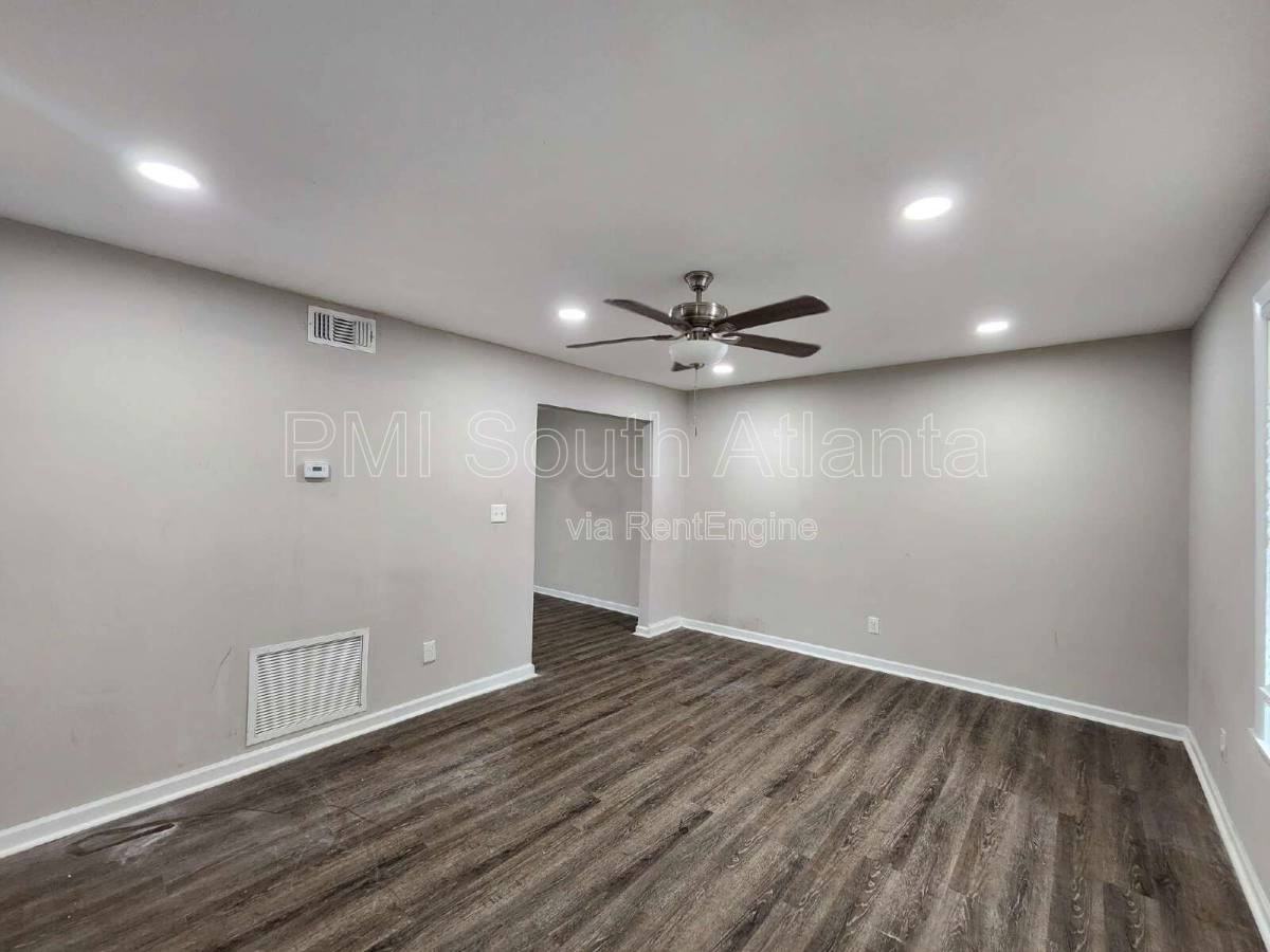 141 Peyton Pl Sw - Photo 2 of 10