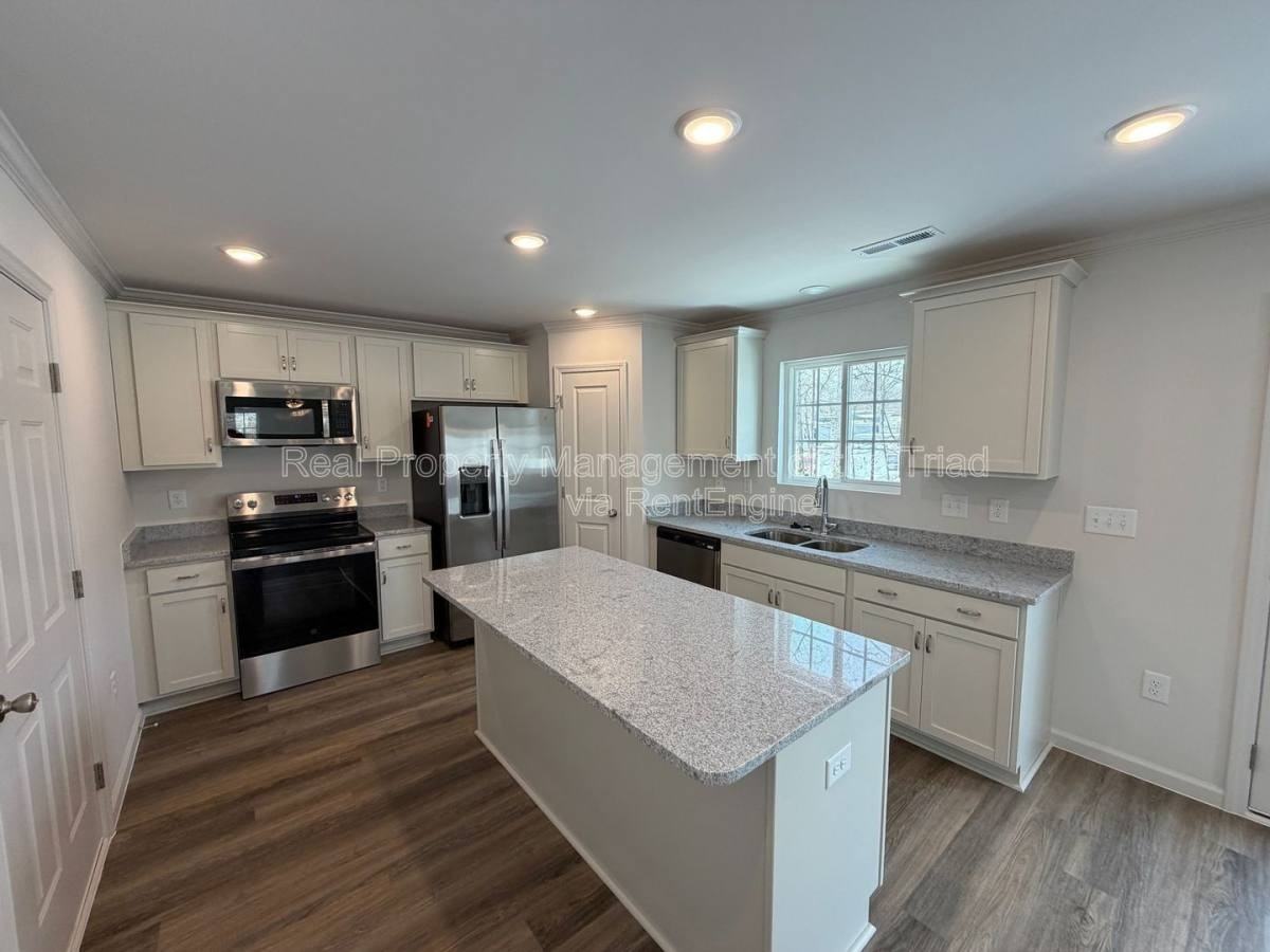 3503 Marksbury Dr - Photo 3 of 10