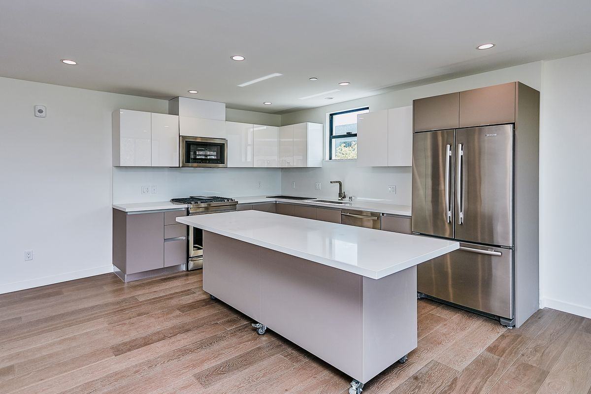 328 N Maple Dr ##109 - Photo 3 of 10