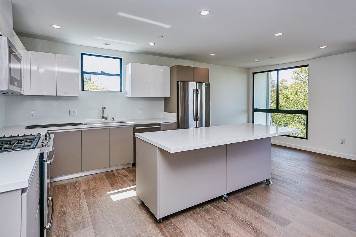 328 N Maple Dr ##109 - Photo 5 of 10