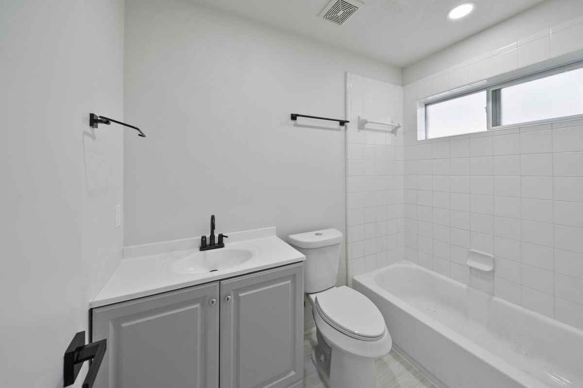 5203 Panay Park Dr - Photo 3 of 22