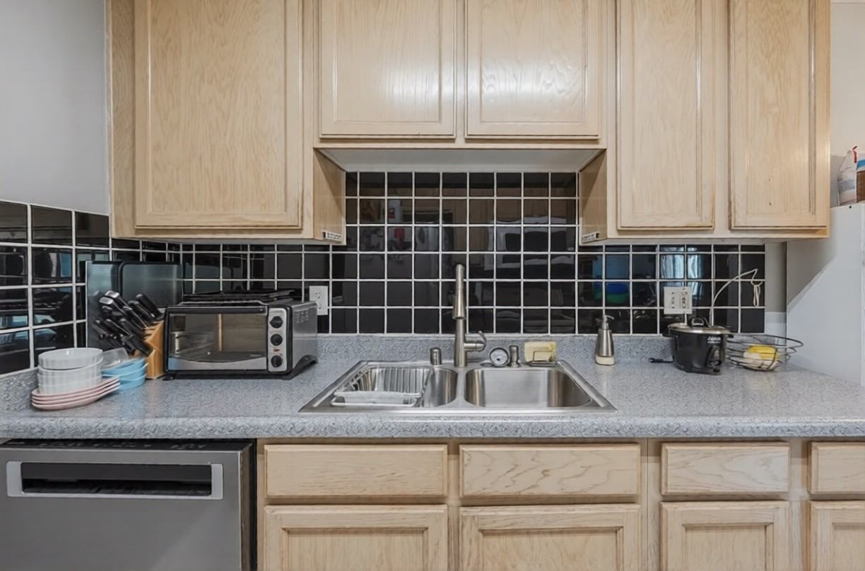 8710 Belford Ave - Photo 4 of 13