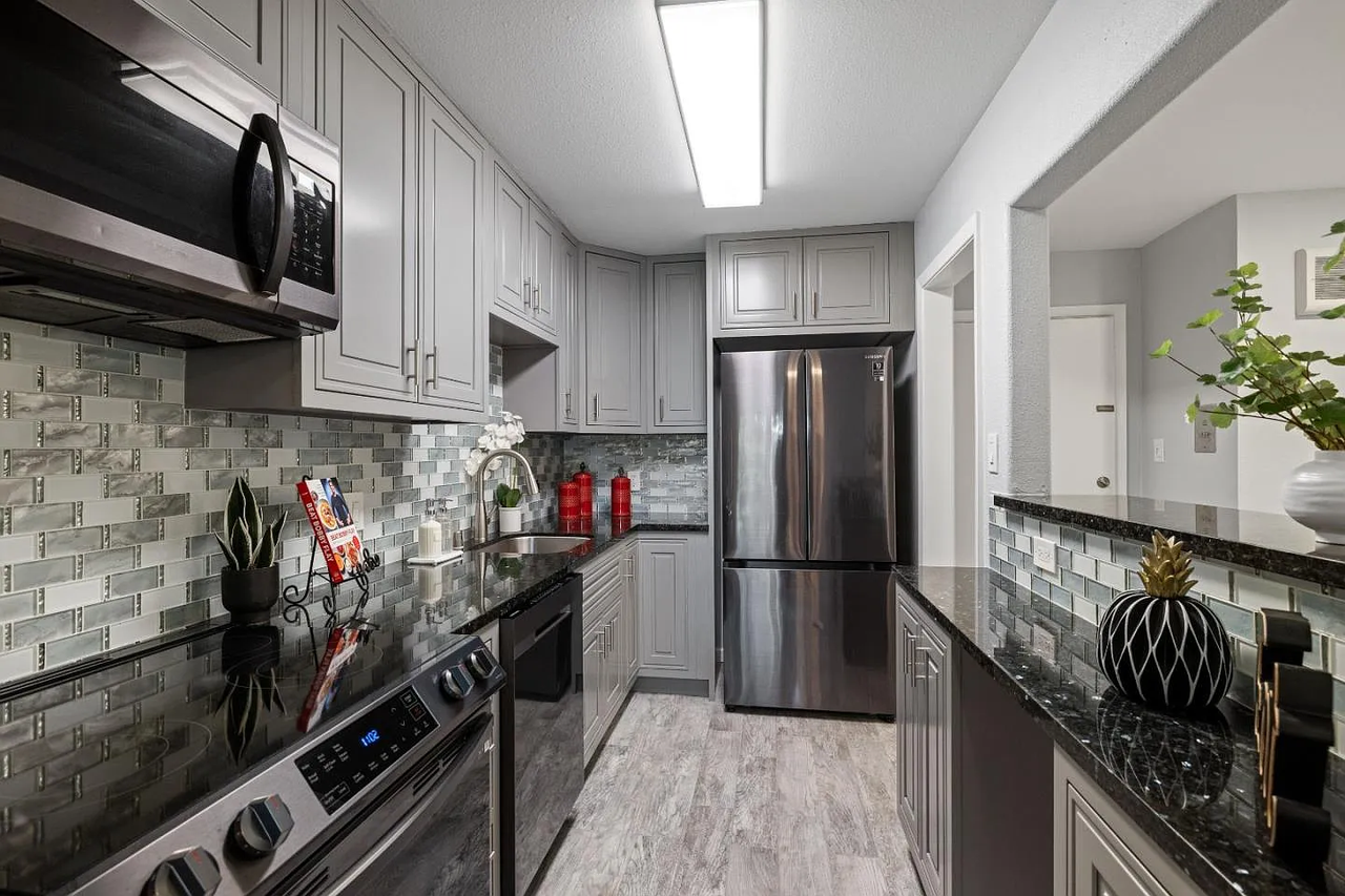 833 N Humboldt St - Photo 4 of 15