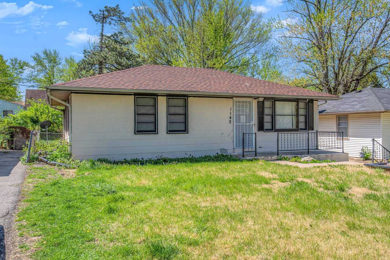 1142 Maple Ave - Photo 2 of 22