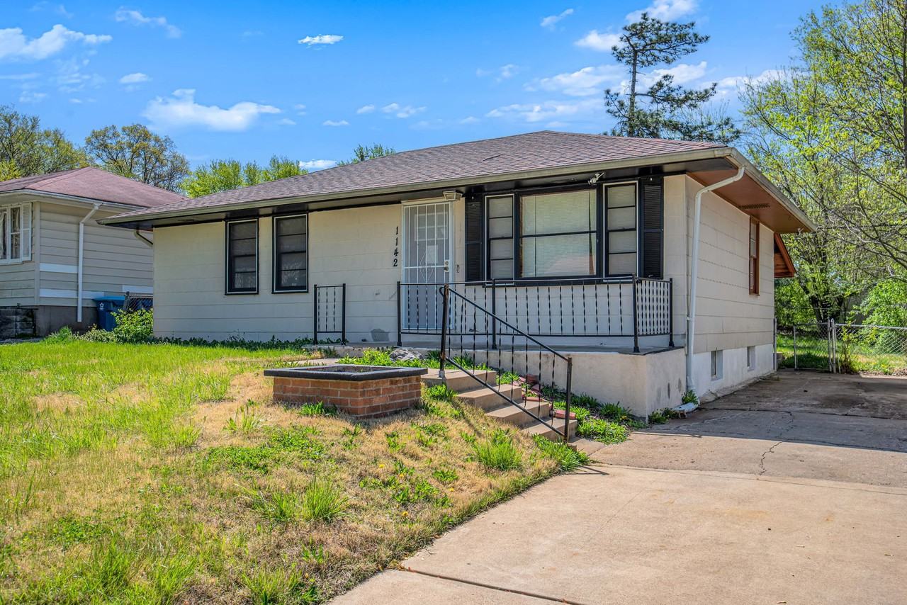 1142 Maple Ave - Photo 3 of 22