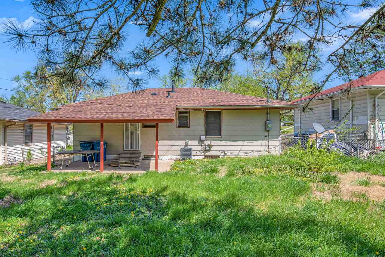 1142 Maple Ave - Photo 4 of 22