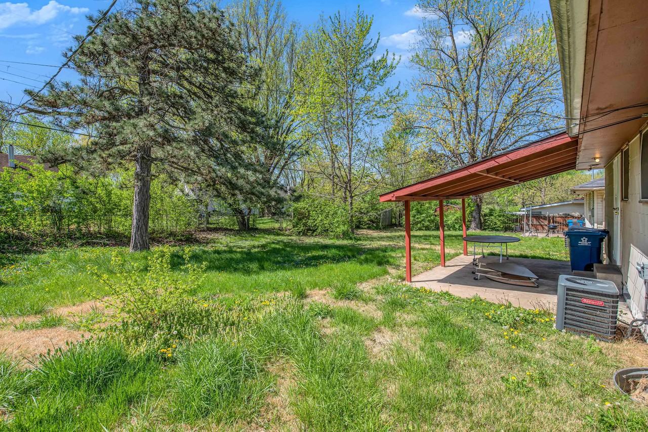 1142 Maple Ave - Photo 5 of 22