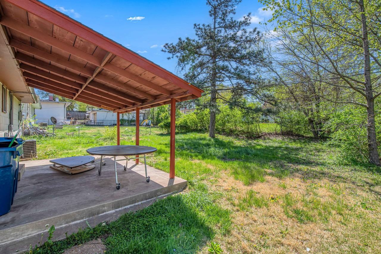 1142 Maple Ave - Photo 6 of 22