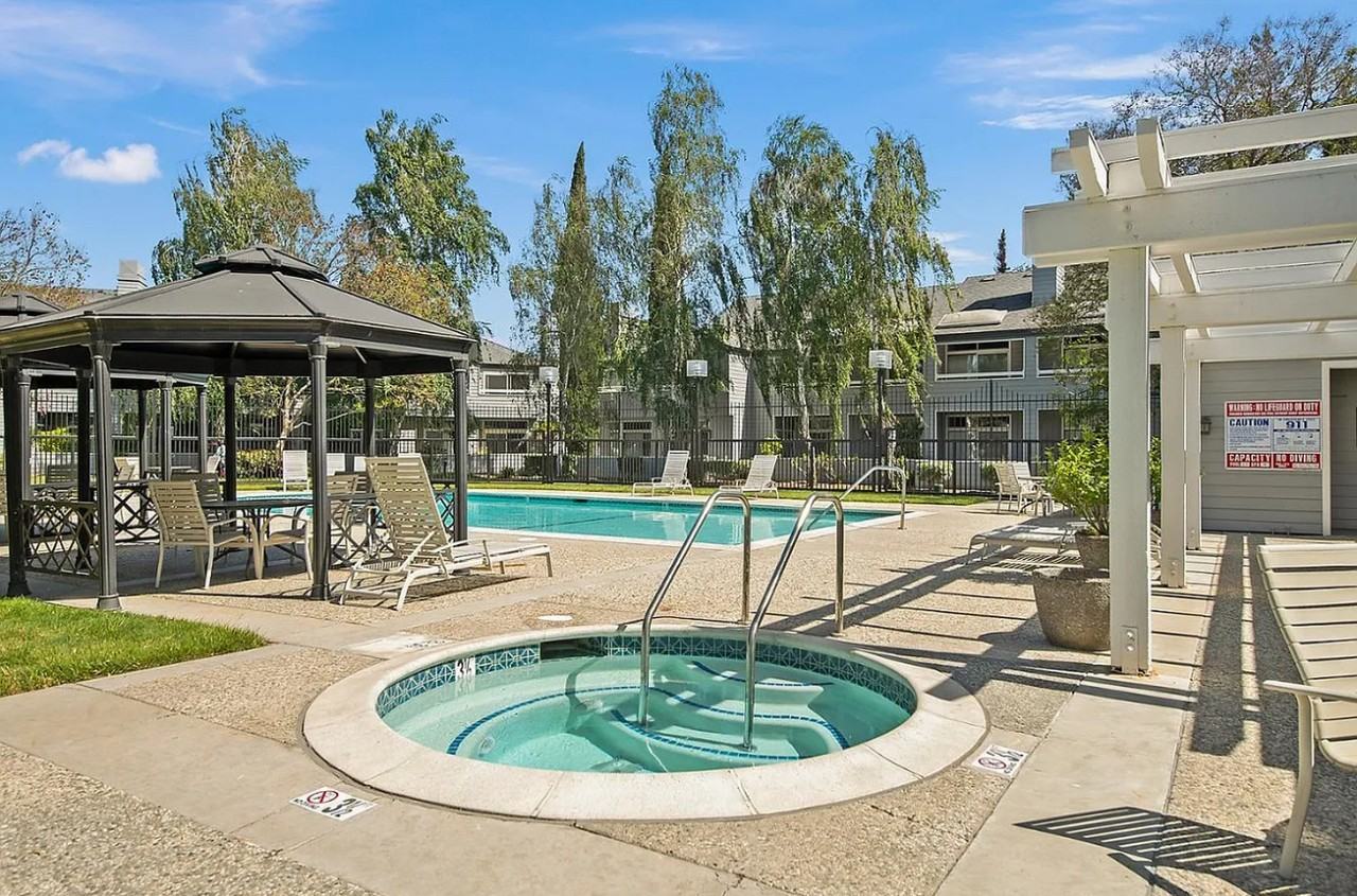 1648 Parkview Green Cir - Photo 5 of 8