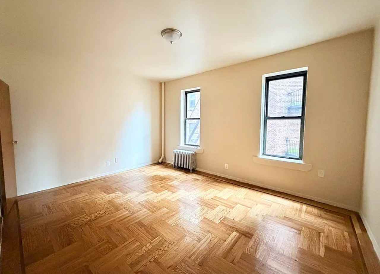 11840 Metropolitan Ave - Photo 2 of 9