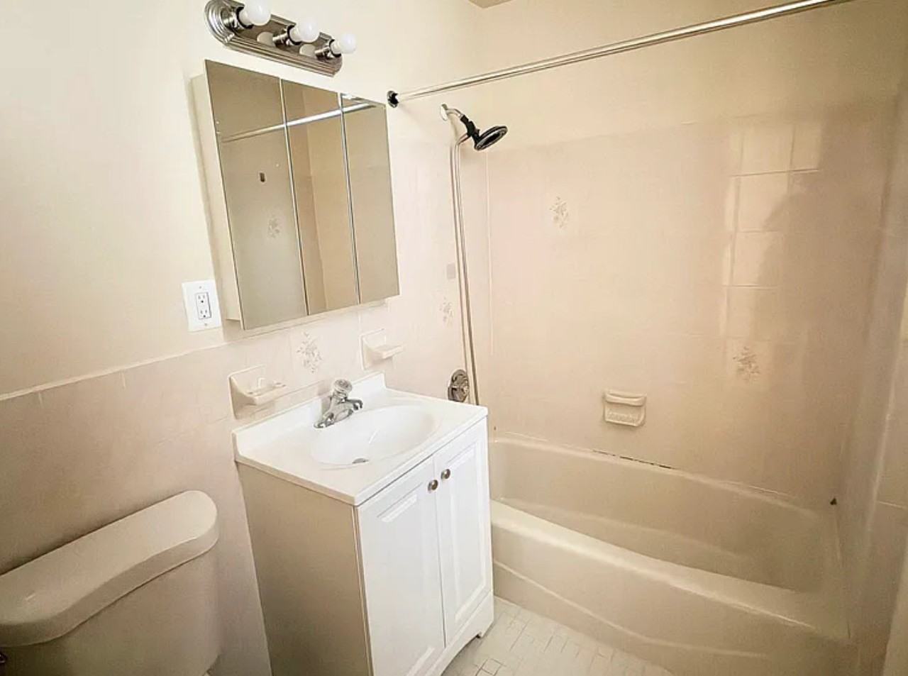 11840 Metropolitan Ave - Photo 6 of 9