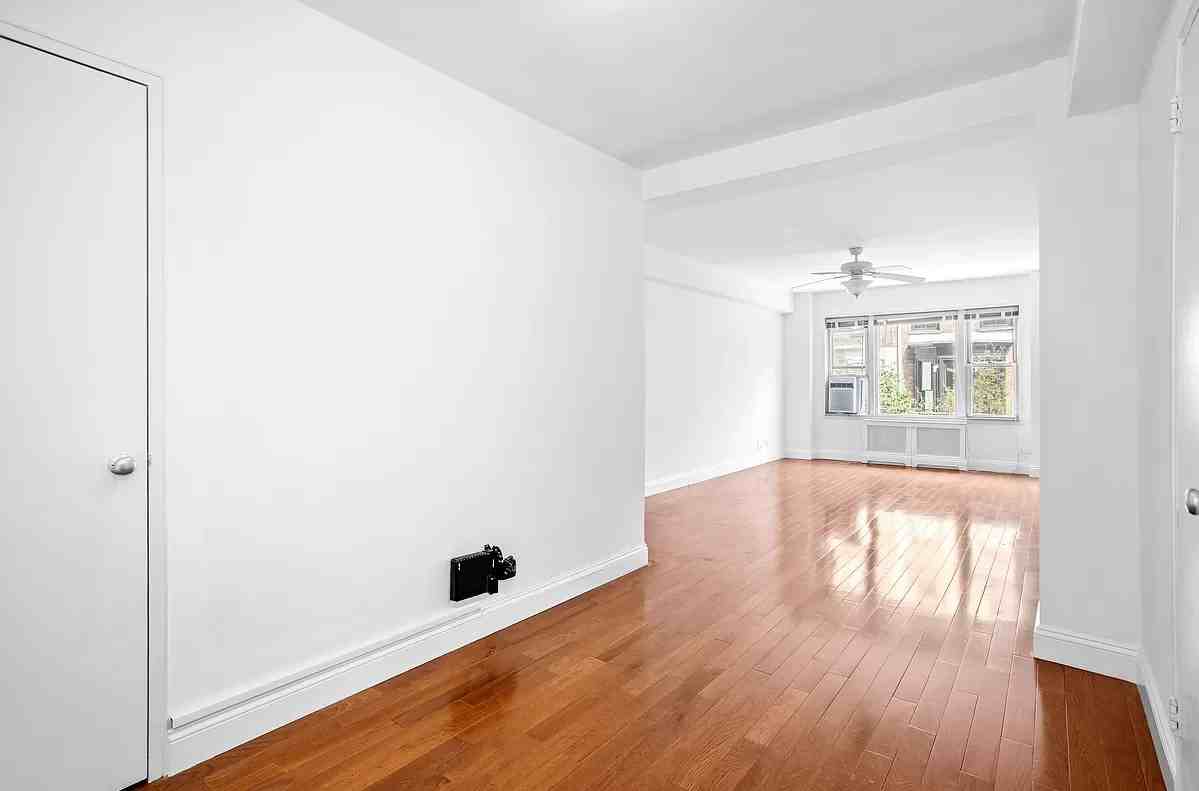 135 Willow St - Photo 3 of 5