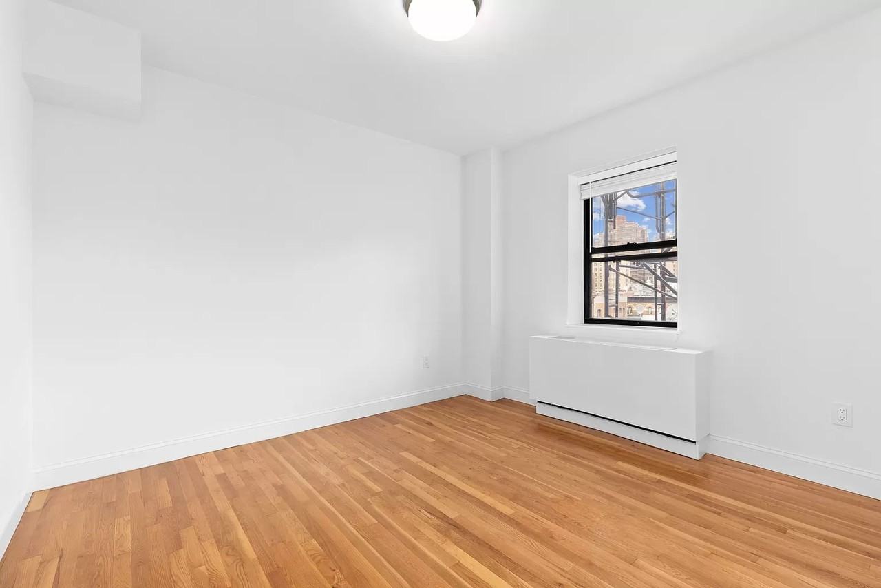 186 W 80Th St - Photo 4 of 5