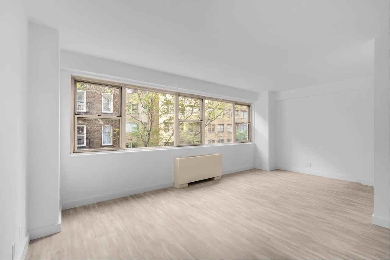 321 E 48Th St - Photo 3 of 6