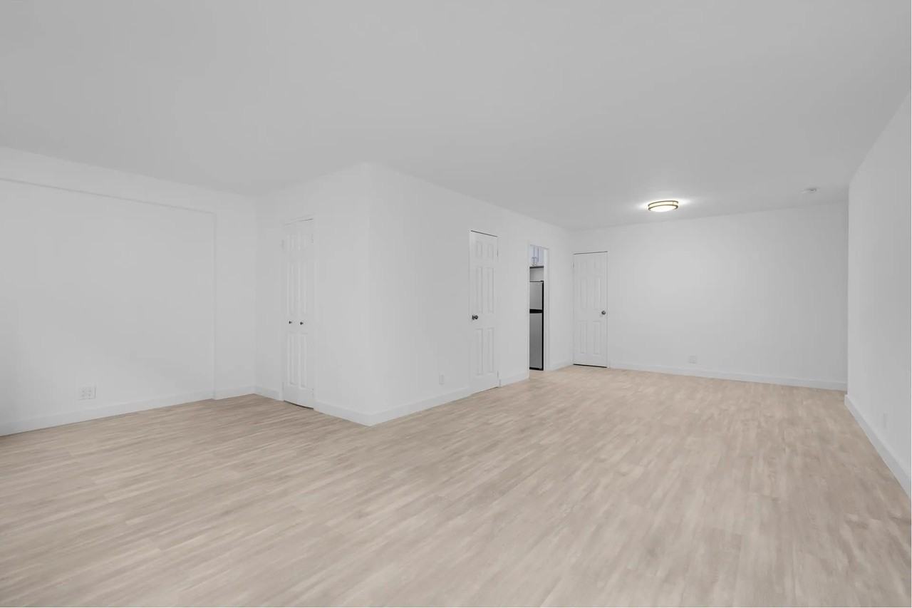 321 E 48Th St - Photo 4 of 6